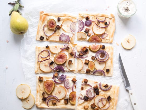 Rezeptbild für veganen Feigen-Birnen Flammkuchen
