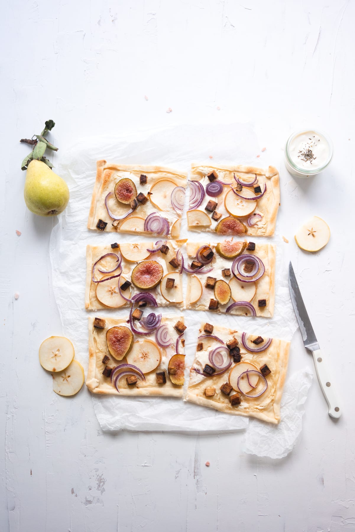 Rezeptbild für veganen Feigen-Birnen Flammkuchen