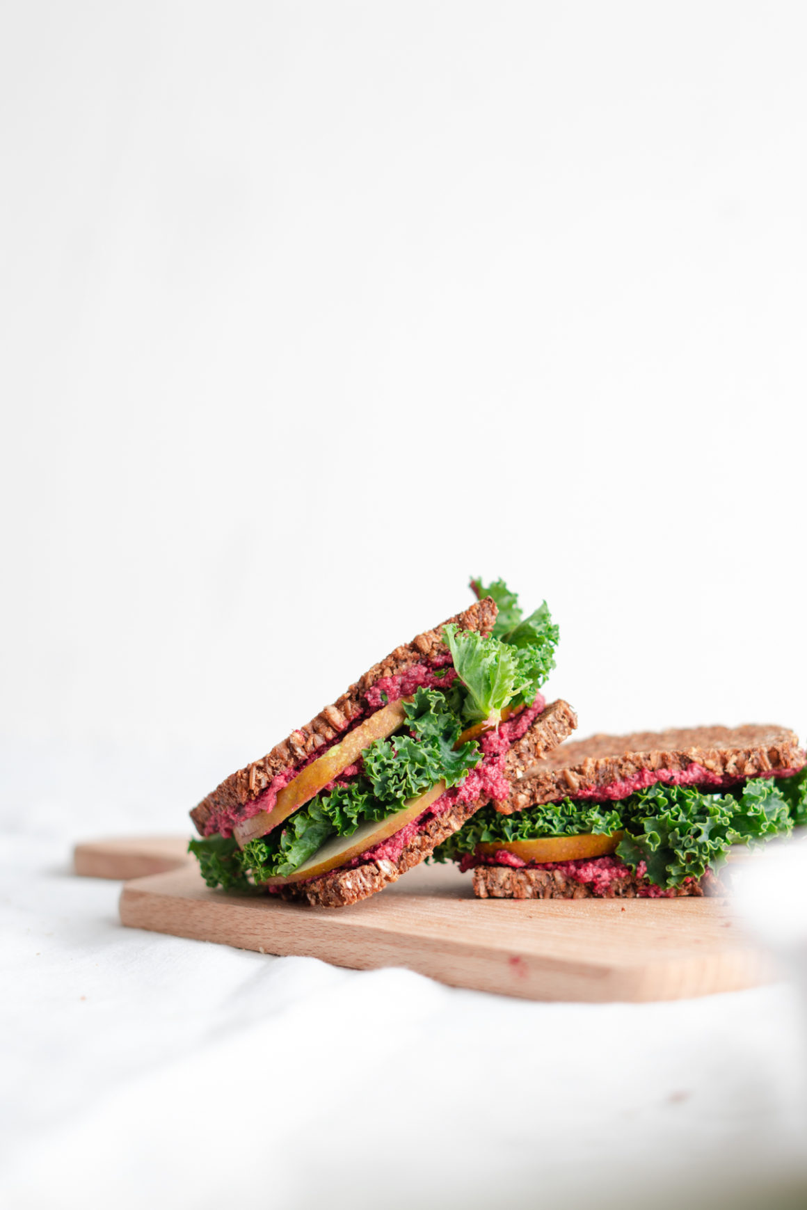 Veganes Sandwich mit Birne, Federkohl und Randenaufstrich