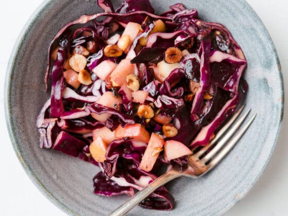 Rotkohlsalat mit Apfel