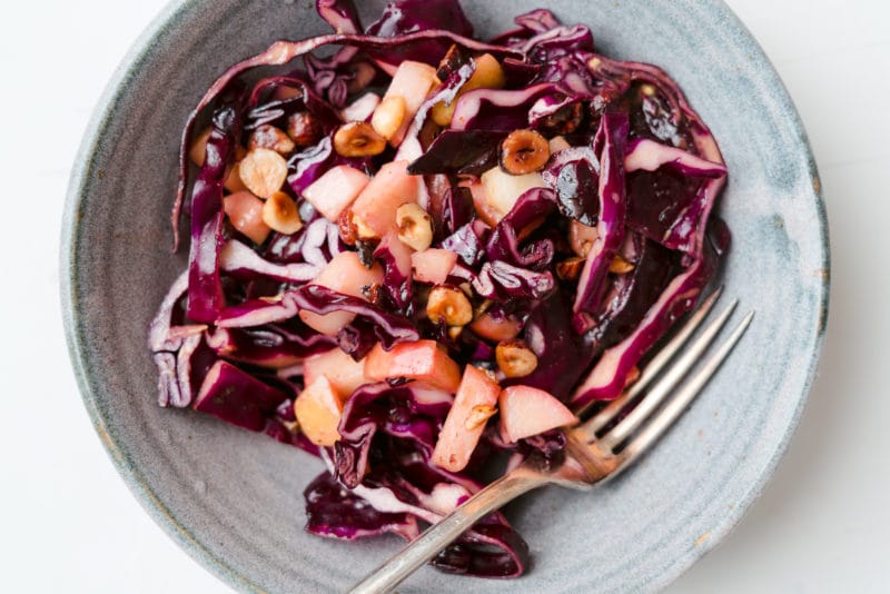 Rotkohlsalat mit Apfel
