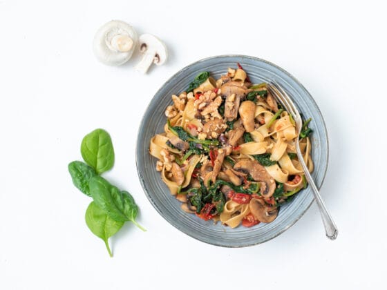 Pilz-Spinat und Cherrytomaten mit Tagliatelle