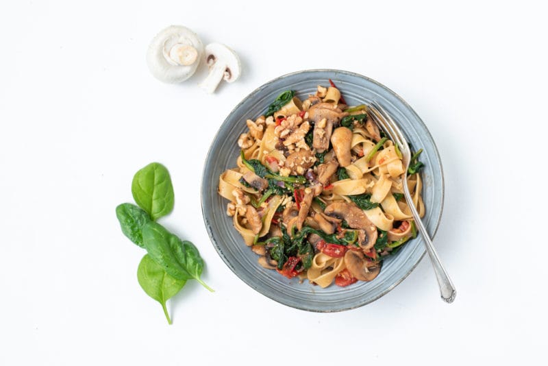 Pilz-Spinat und Cherrytomaten mit Tagliatelle