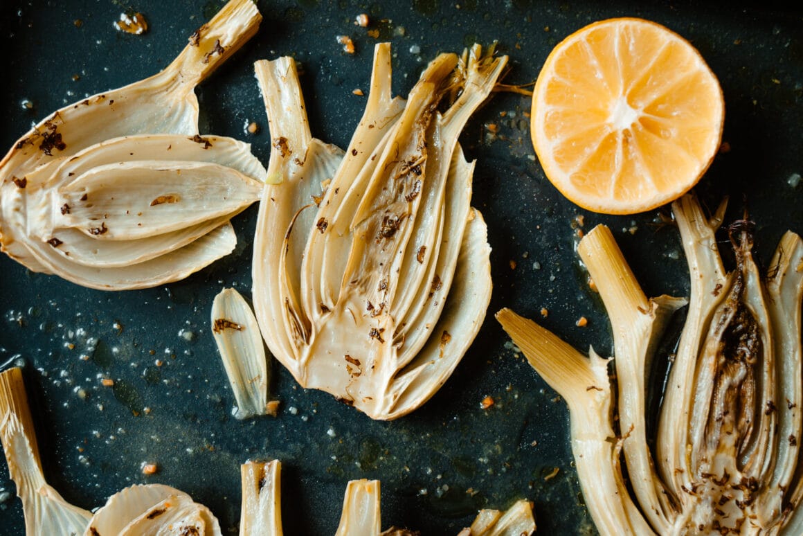 Probiere unser einfaches Rezept für Fenchel aus dem Ofen. Mit Zitrone verfeinert wird aus Fenchel eine aromatische vegane Gemüsebeilage.
