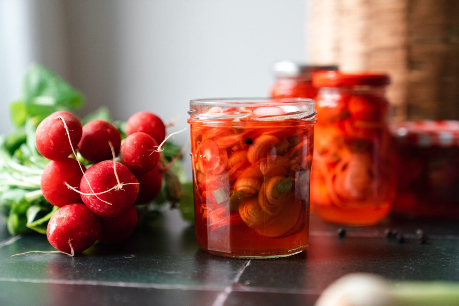 Eingelegter Rettich: Süss-saure Köstlichkeit - Urkraut Eingelegter Rettich: Süss-saure Köstlichkeit - Urkraut