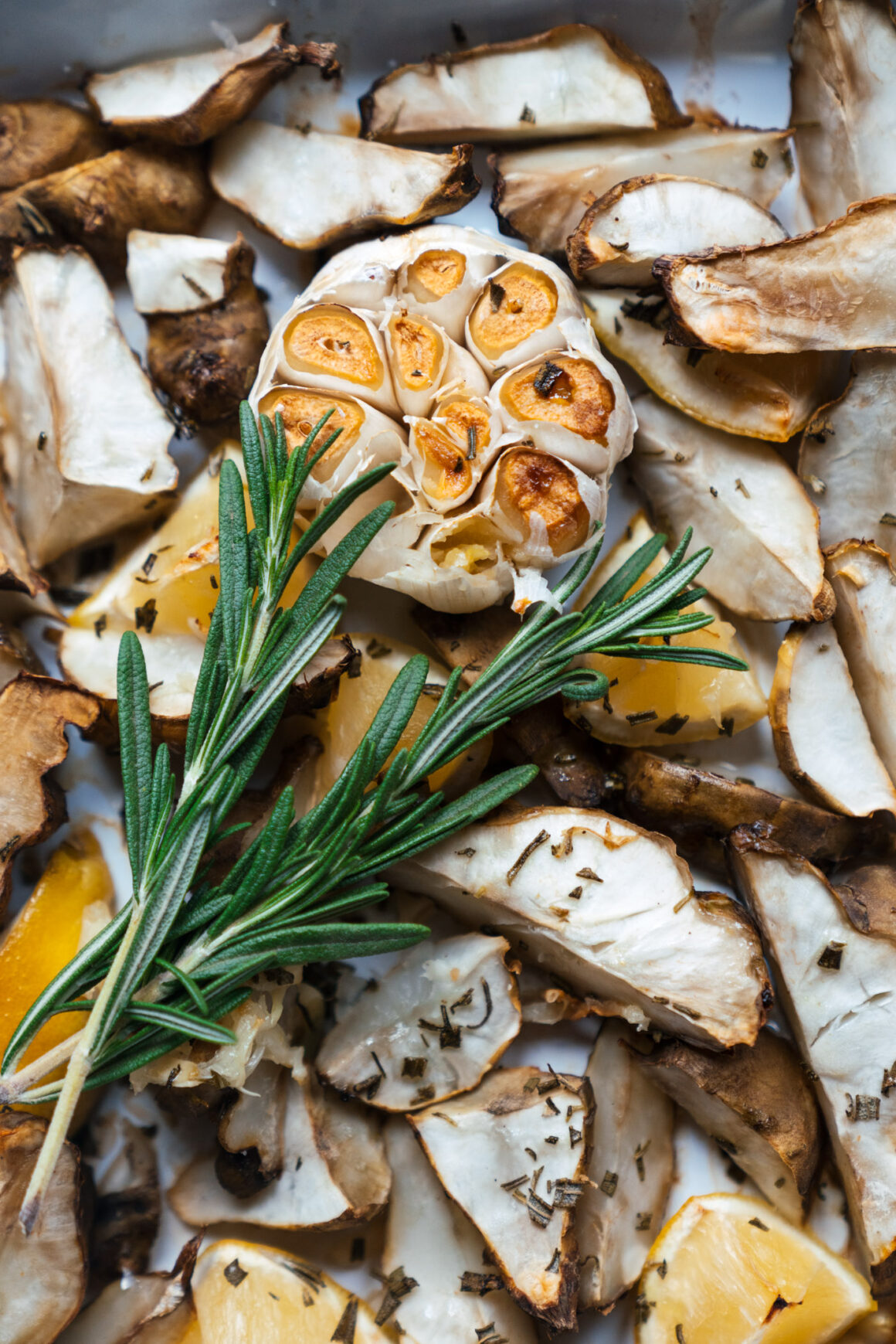 Gebackener Topinambur trifft auf Knoblauch, Rosmarin und Zitrone. Ein tolles Ofengericht, das am besten frisch zubereitet schmeckt.