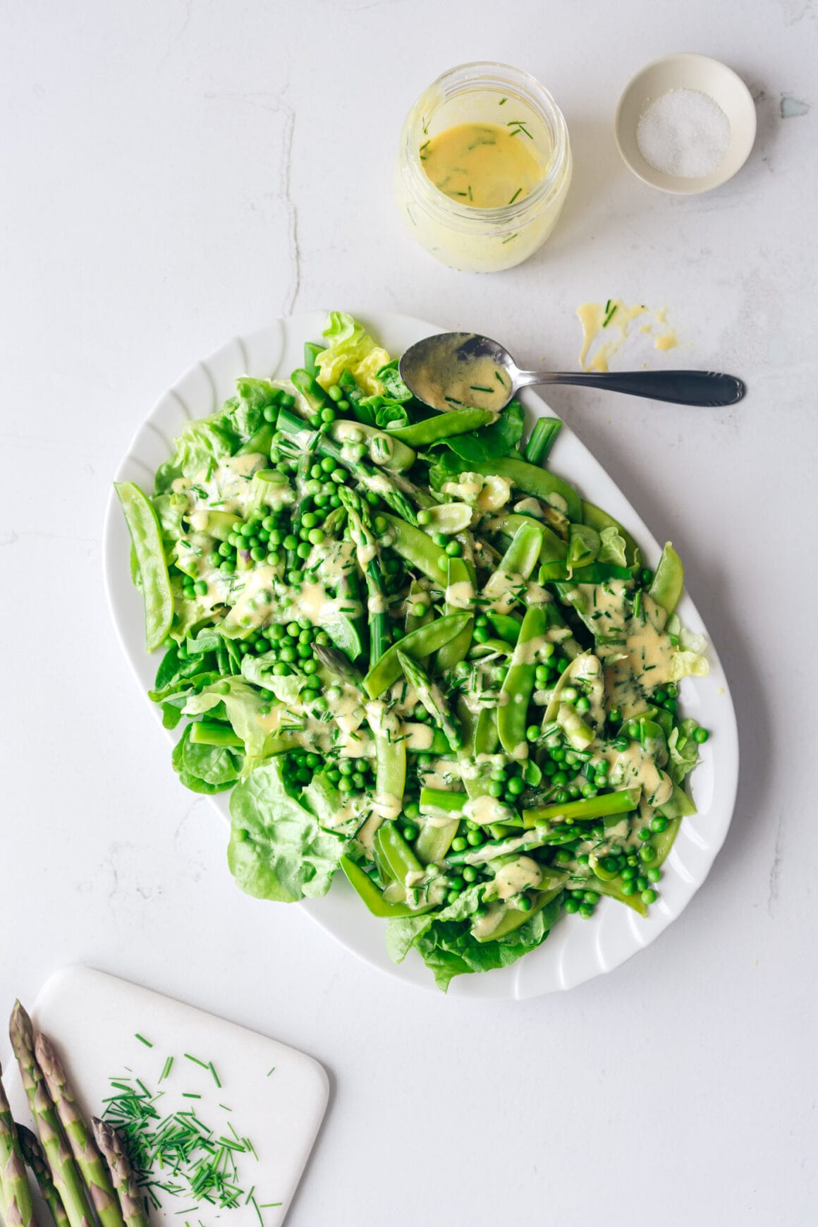 Süsse Erbsen treffen auf aromatischen Spargel und knackige Zuckererbsen. Der ultimative grüne Spargel-Erbsen Salat! 