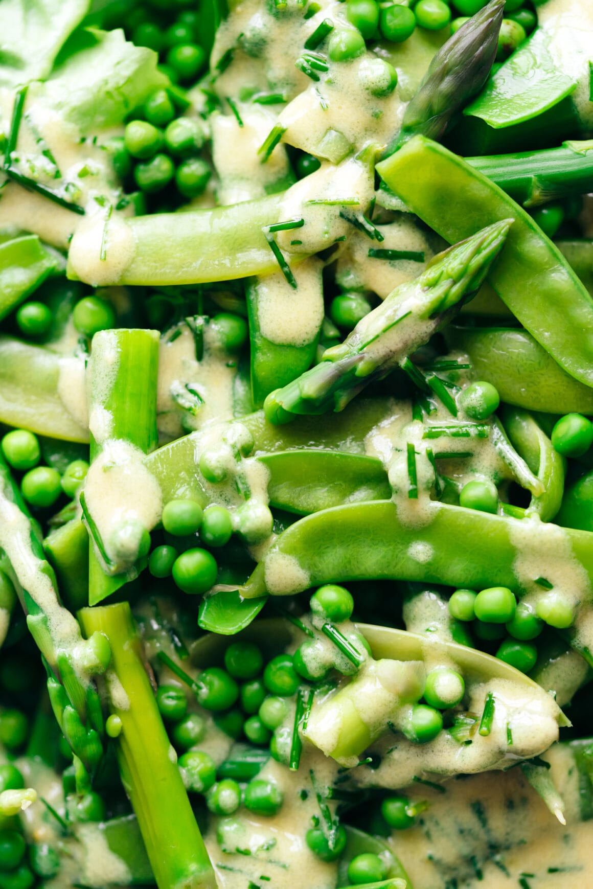 Süsse Erbsen treffen auf aromatischen Spargel und knackige Zuckererbsen. Der ultimative grüne Spargel-Erbsen Salat! 