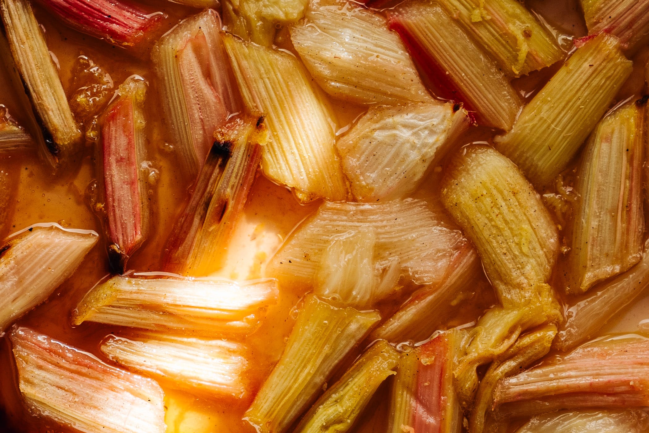 Karamellisierter Rhabarberkompott aus dem Ofen - Urkraut Karamellisierter Rhabarberkompott aus dem Ofen - Urkraut