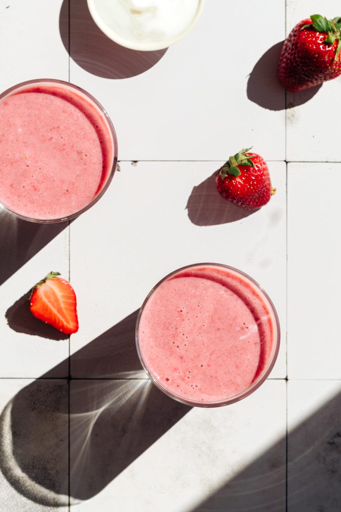 Mit nur zwei Zutaten und fünf Minuten Zubereitungszeit (inkl. Abwasch!) ist dieser Smoothie mit Erdbeeren einfach perfekt: Extra proteinreich und ohne Banane. Erdbeer-Smoothie