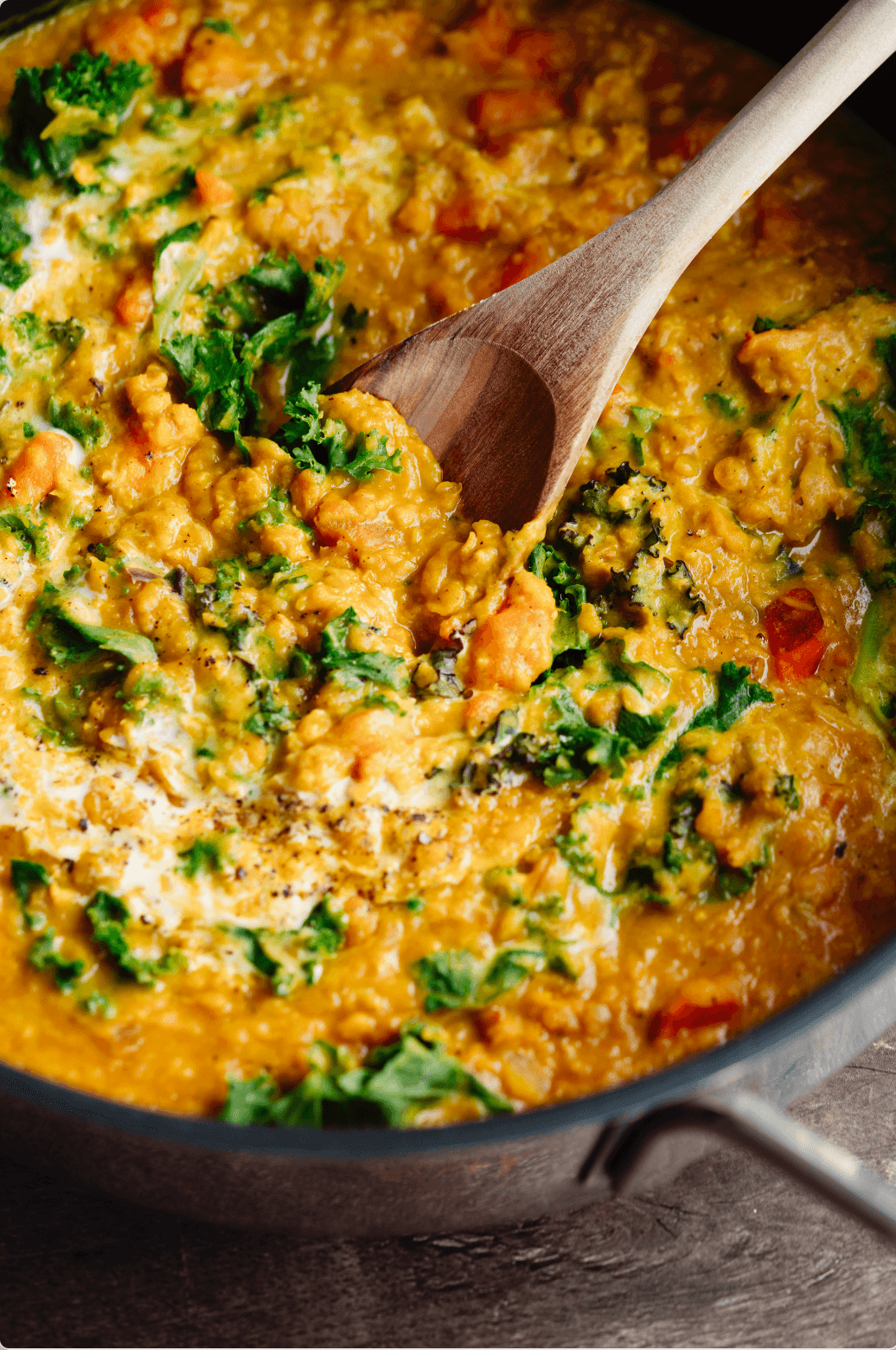 Süsskartoffel-Grünkohl-Eintopf: Rezept aus dem Gemüse-Kochbuch "Liebes Gemüse" von Urkraut