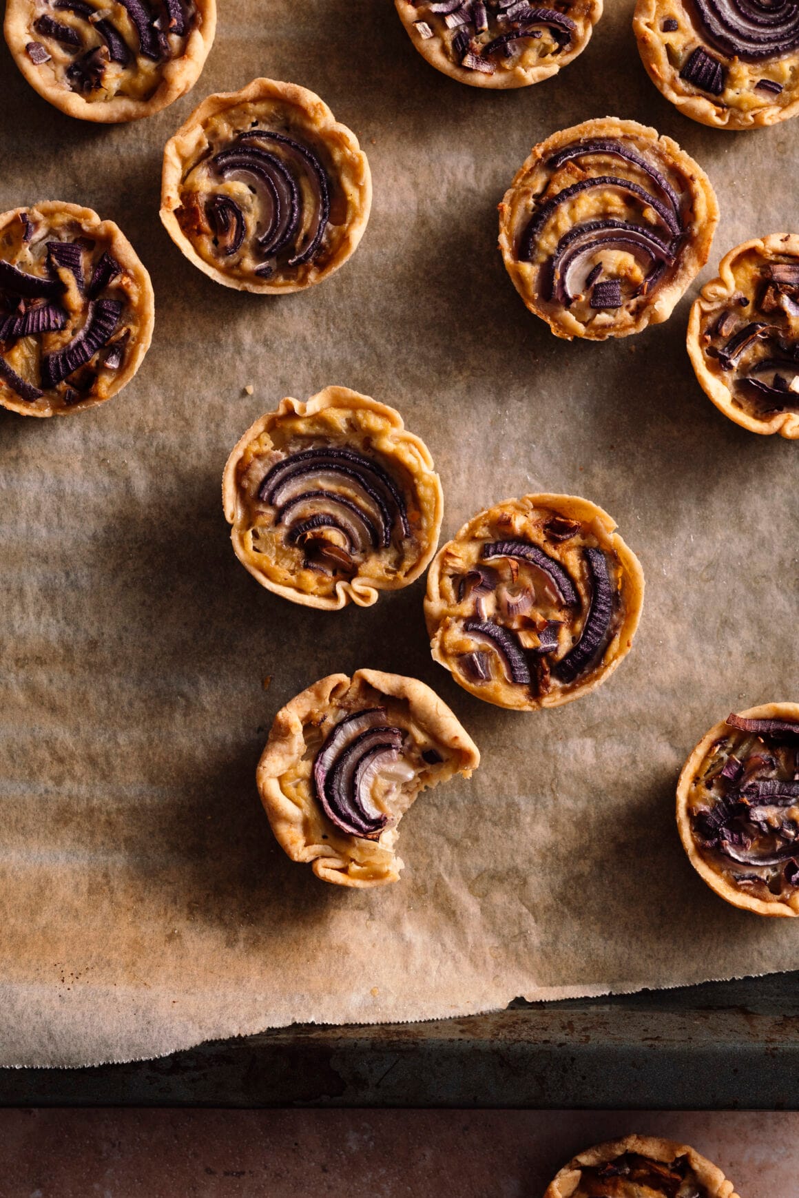 Vegane Zwiebel-Quiche: Rezept aus dem Gemüse-Kochbuch "Liebes Gemüse" von Urkraut