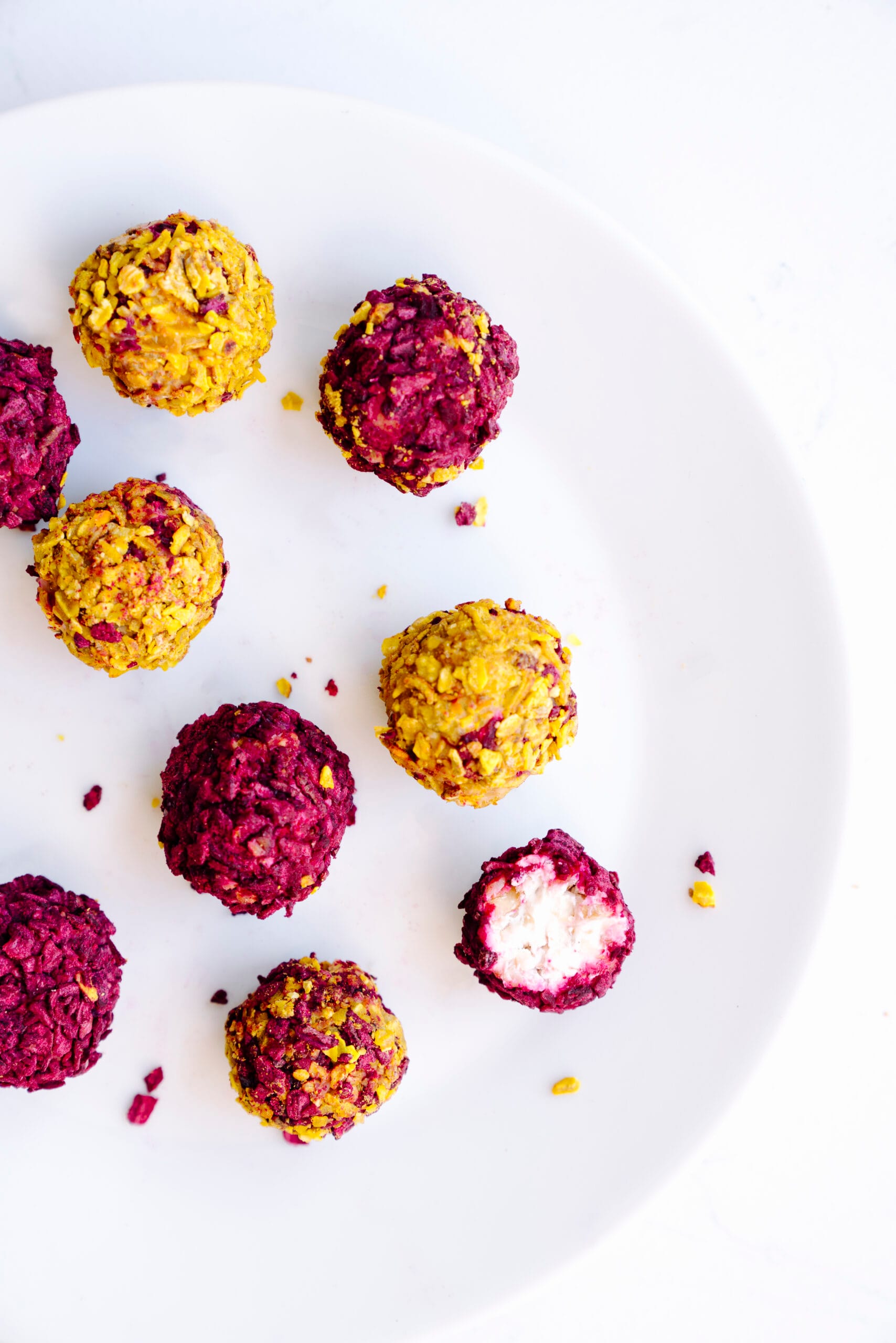 Randen-Frischkäse-Bällchen mit Schokoladenstückchen: Rezept aus dem Gemüse-Kochbuch "Liebes Gemüse" von Urkraut