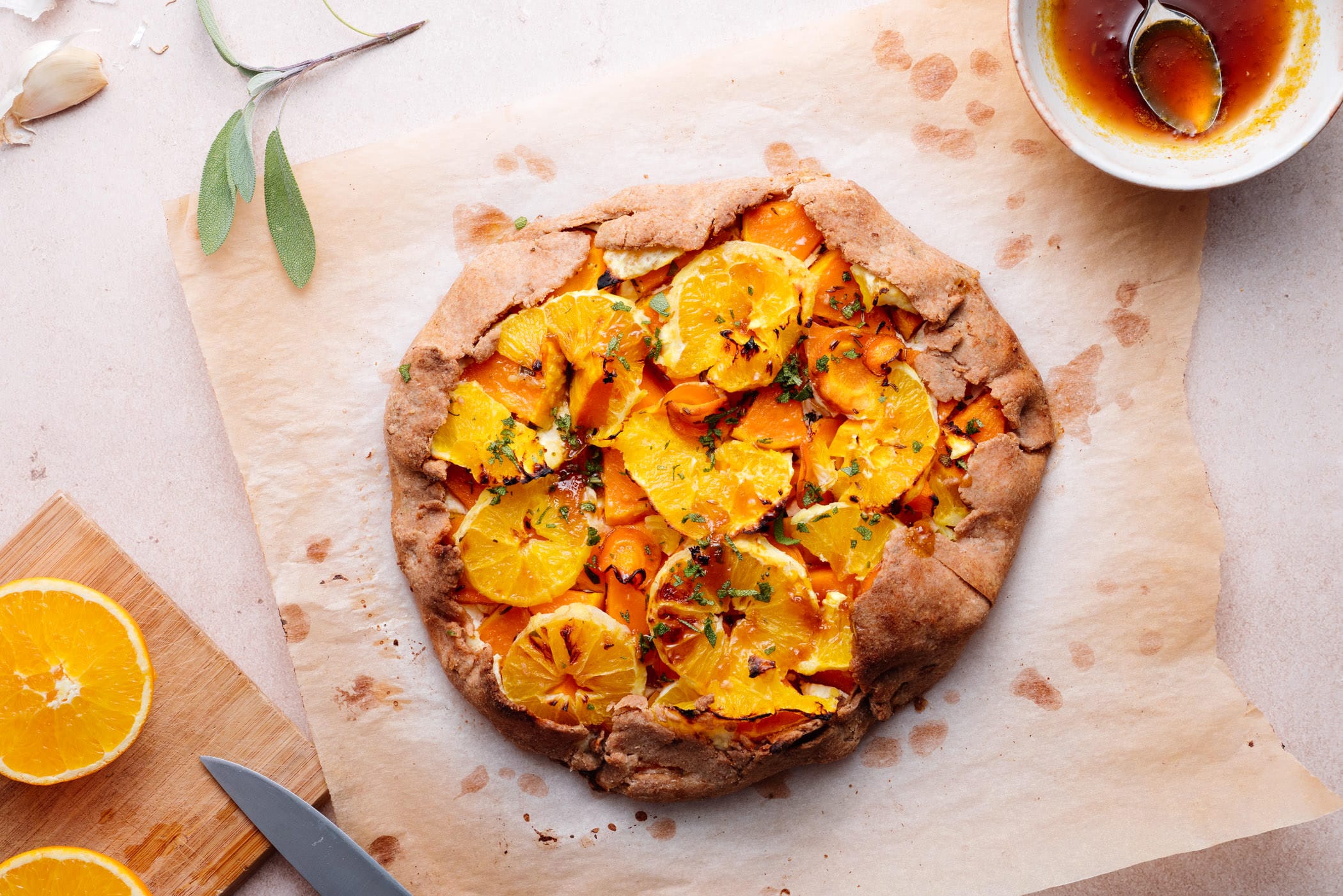 Kürbisquiche-Rezept mit Orangen und Salbei. Die Kürbiswähe ist ein echter Gaumenschmaus. Gemüse-Quiche