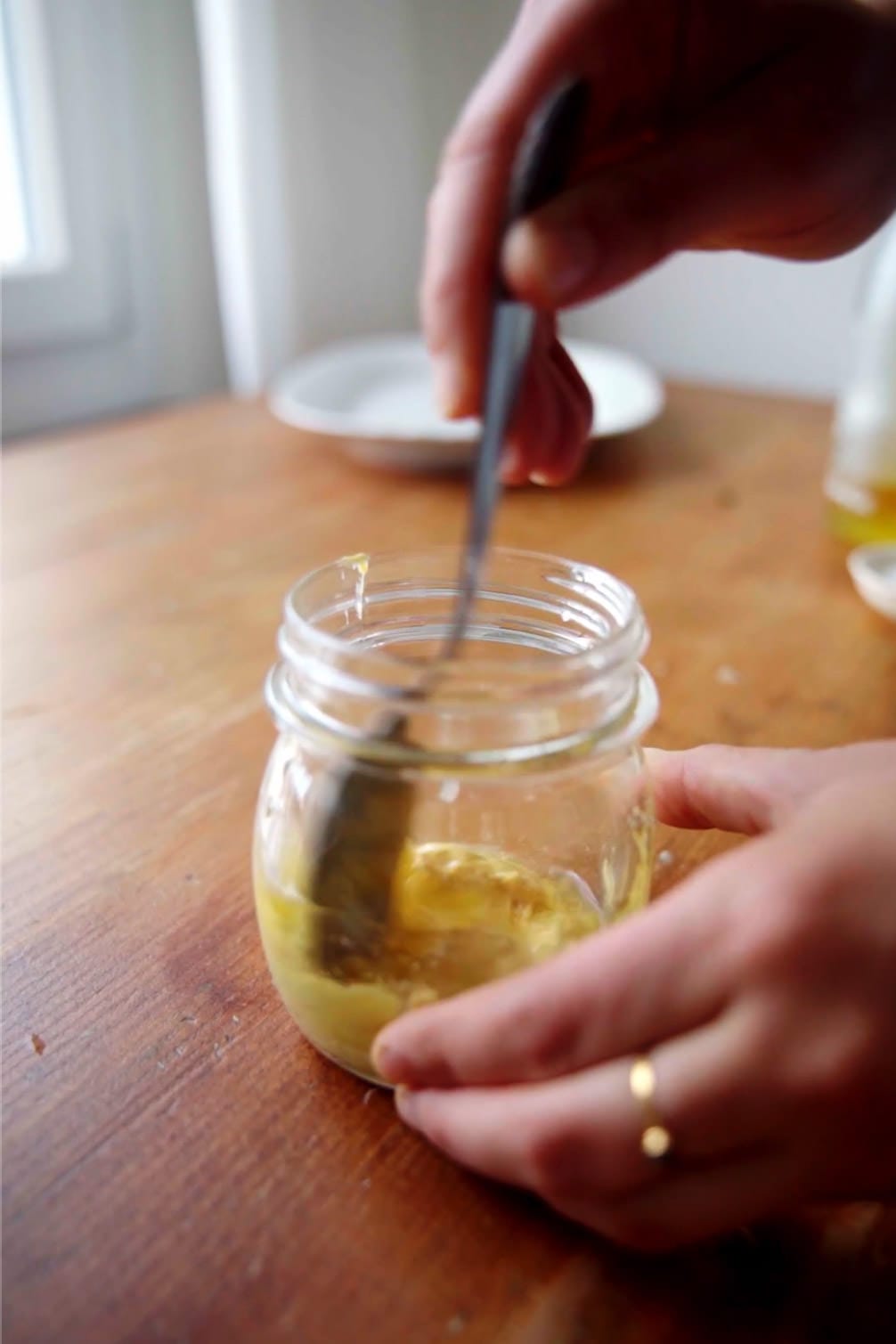 Einfache Salatsauce anmischen