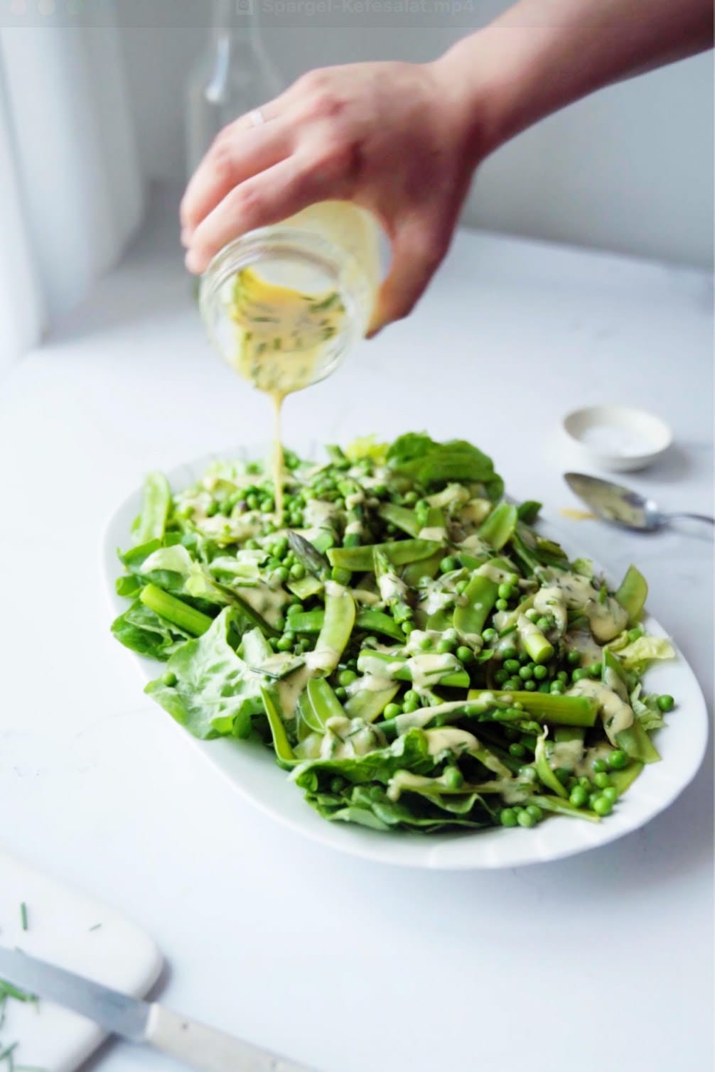 Süsse Erbsen treffen auf aromatischen Spargel und knackige Zuckererbsen. Der ultimative grüne Spargel-Erbsen Salat! 