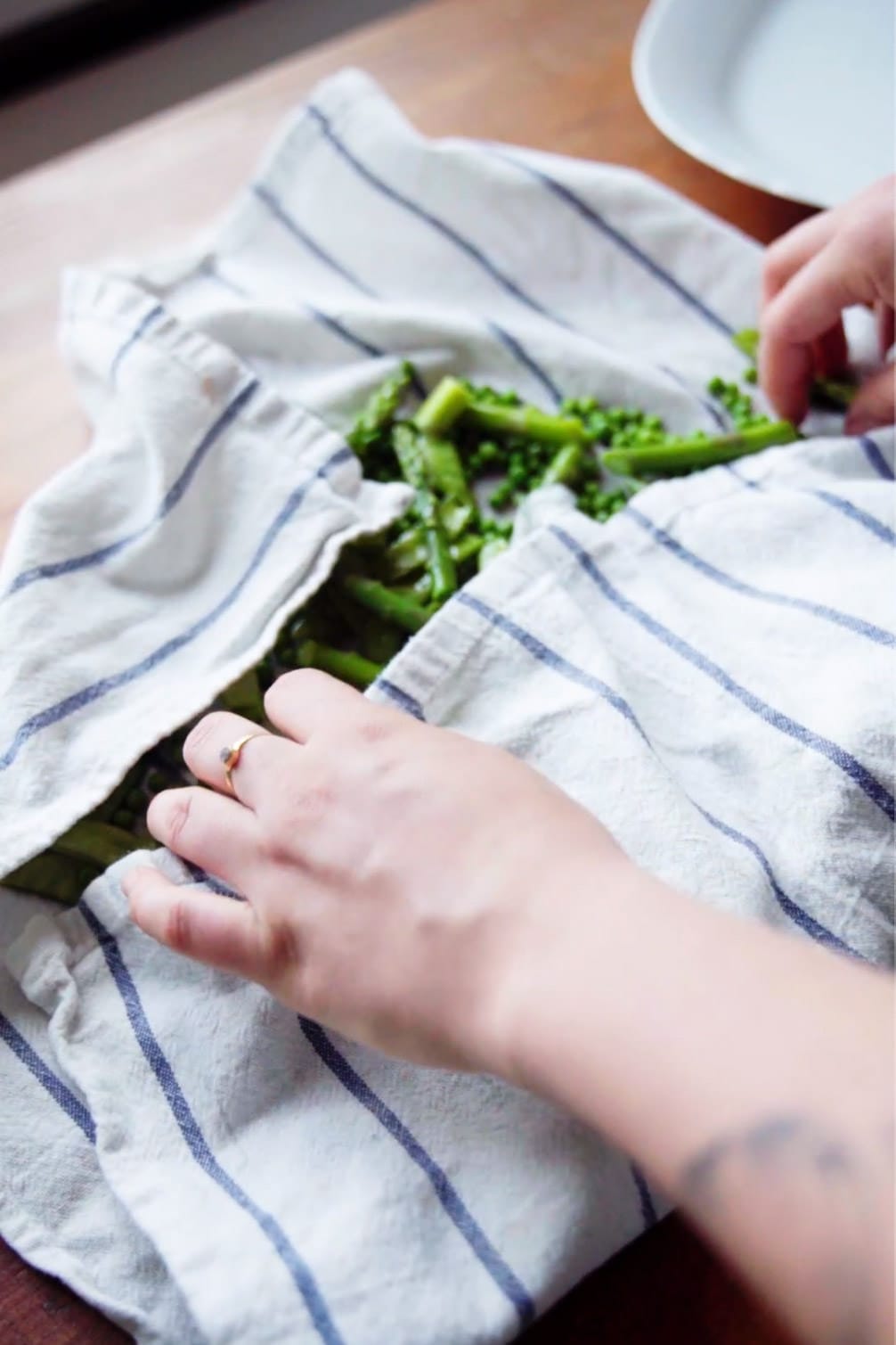 Süsse Erbsen treffen auf aromatischen Spargel und knackige Zuckererbsen. Der ultimative grüne Spargel-Erbsen Salat! 