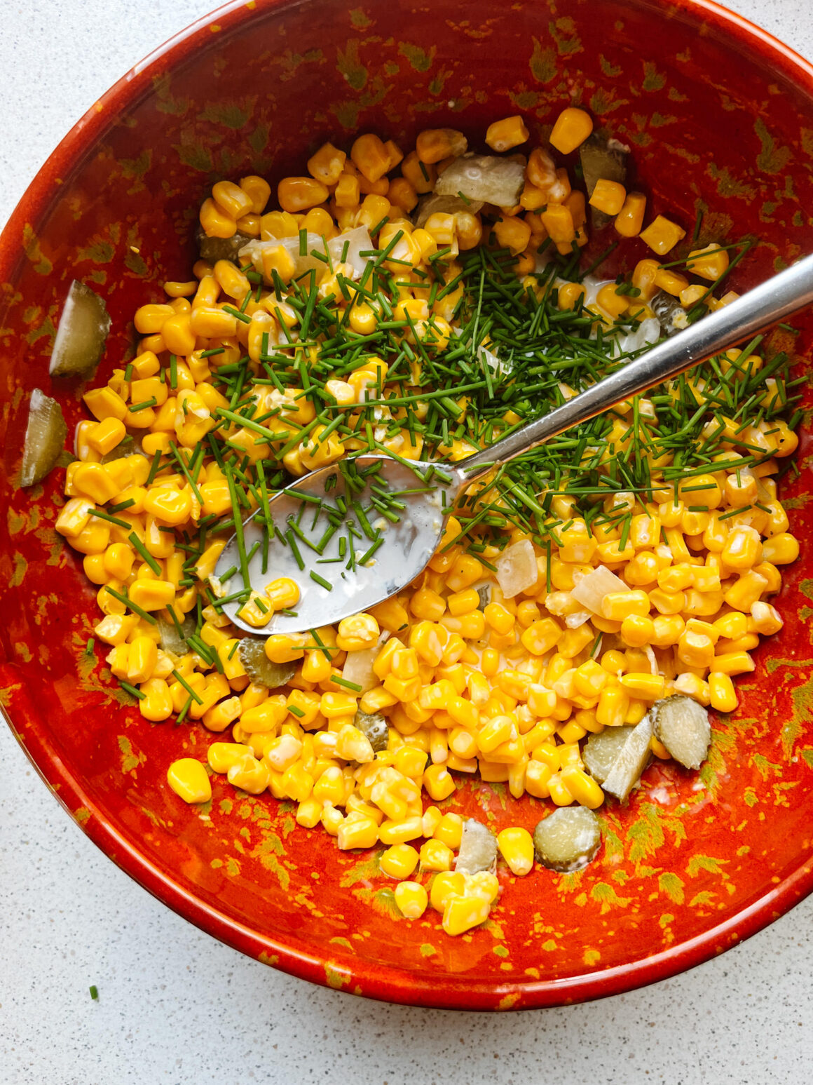 Schneller sommerlicher Maissalat mit fünf Zutaten in einer roten Schüssel. 