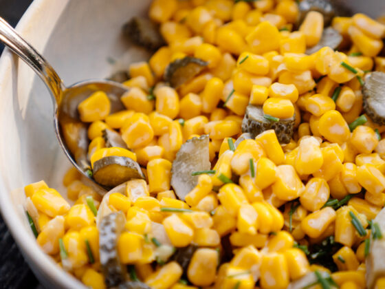 Schneller Maissalat mit nur 5 Zutaten – einfach, frisch und in wenigen Minuten zubereitet. Perfekt als Beilage zum Grillen, fürs Picknick oder als leichtes Sommergericht. Dieses einfache Rezept ist ideal für alle, die gesunde und unkomplizierte Küche lieben. Vegan, knackig und voller Geschmack! Keywords integriert: Maissalat einfach, Maissalat Rezept, schneller Sommersalat, 5 Zutaten Salat, vegane Beilage, Grillen Salatidee