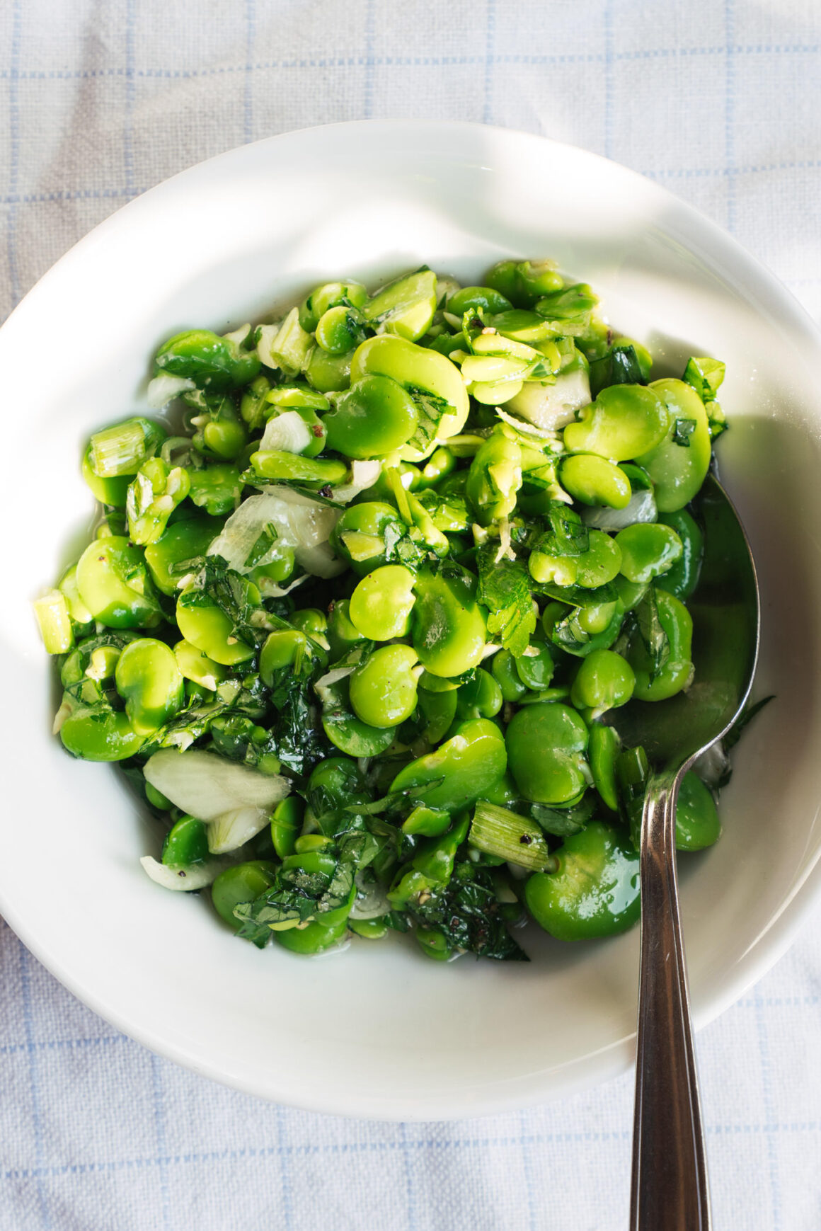 Entdecke ein einfaches Rezept für einen Fave-Salat – frisch, sättigend und voller Geschmack. Die Kombination aus dicken Bohnen (Ackerbohne) mit Kräutern und einem leichten Dressing macht diesen Dicke-Bohnen-Salat zur perfekten sommerlichen Mahlzeit. Ob vegetarisch oder vegan zubereitet: Dieses Gericht ist ein echter Allrounder unter den Favabohnen-Rezepten. Ideal für Picknick, Grillabende oder als Meal Prep für den Alltag.