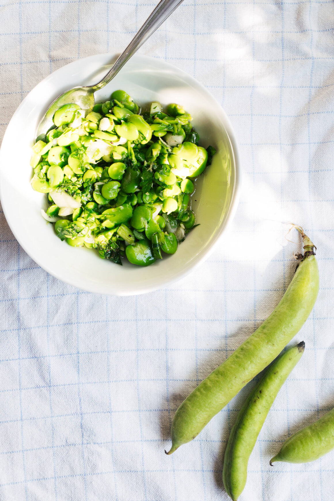 Entdecke ein einfaches Rezept für einen Fave-Salat – frisch, sättigend und voller Geschmack. Die Kombination aus dicken Bohnen (Ackerbohne) mit Kräutern und einem leichten Dressing macht diesen Dicke-Bohnen-Salat zur perfekten sommerlichen Mahlzeit. Ob vegetarisch oder vegan zubereitet: Dieses Gericht ist ein echter Allrounder unter den Favebohnen-Rezepten. Ideal für Picknick, Grillabende oder als Meal Prep für den Alltag.