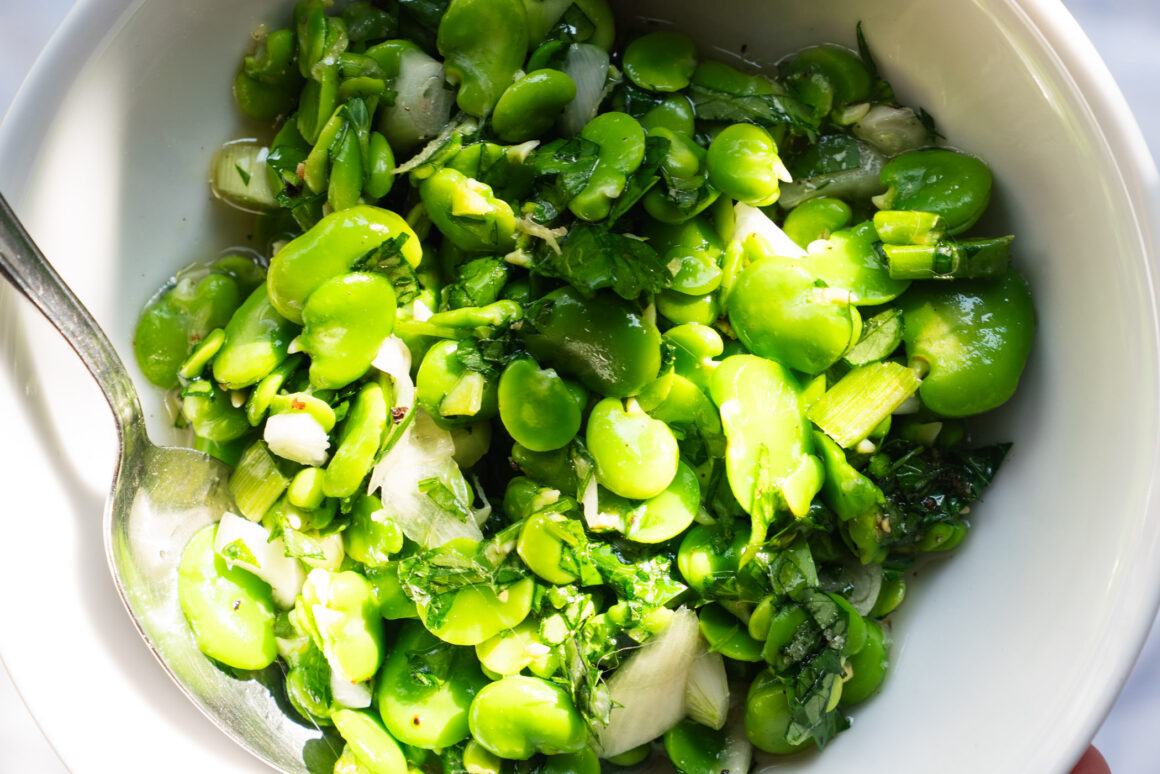 Entdecke ein einfaches Rezept für einen Fave-Salat – frisch, sättigend und voller Geschmack. Die Kombination aus dicken Bohnen (Ackerbohne) mit Kräutern und einem leichten Dressing macht diesen Dicke-Bohnen-Salat zur perfekten sommerlichen Mahlzeit. Ob vegetarisch oder vegan zubereitet: Dieses Gericht ist ein echter Allrounder unter den Favebohnen-Rezepten. Ideal für Picknick, Grillabende oder als Meal Prep für den Alltag.