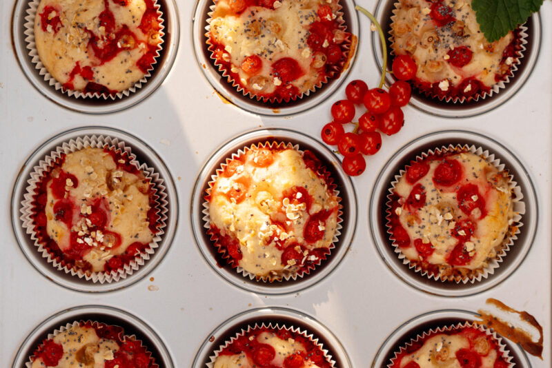 Unglaublich fluffige und saftige Muffins mit Johannisbeeren. Süss, säuerlich und beliebt bei gross und klein. Die Johannisbeer-Muffins sind schnell zubereitet und gelingsicher.