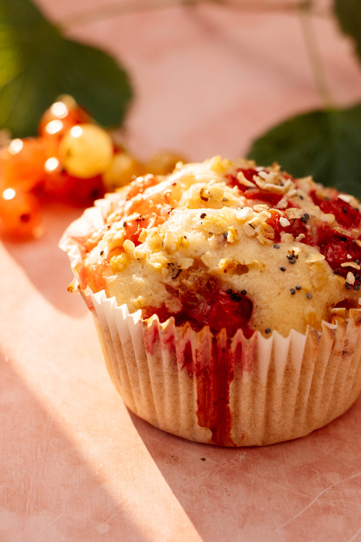 Unglaublich fluffige und saftige Muffins mit Johannisbeeren. Süss, säuerlich und beliebt bei gross und klein. Die Johannisbeer-Muffins sind schnell zubereitet und gelingsicher. 