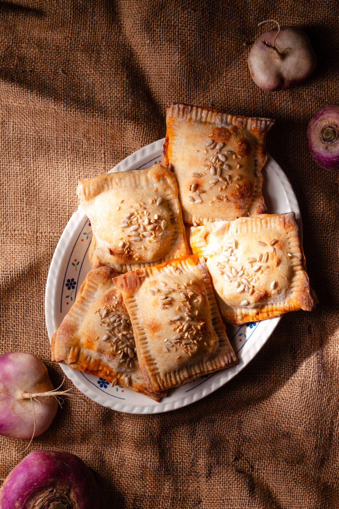 Räben-Rezept für die ganze Familie: Würzige Mairüben mit Tomatensauce treffen auf Creme Fraîche und knusprigen Pizzateig.