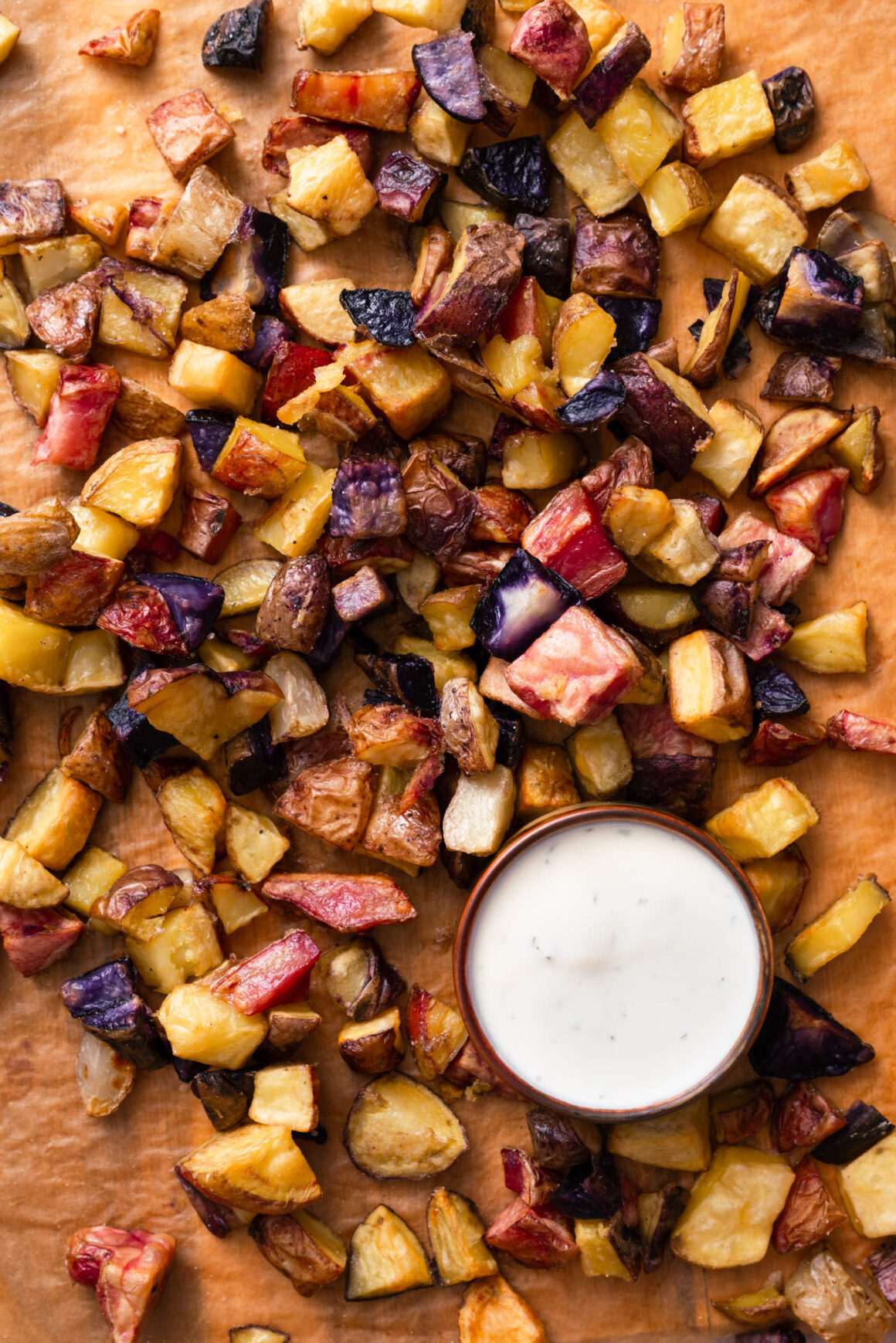 Knusprige Bratkartoffeln aus dem Ofen – wahlweise aus bunten Kartoffelsorten. Schmecken himmlisch mit dem Joghurt-Kräuter Dip.