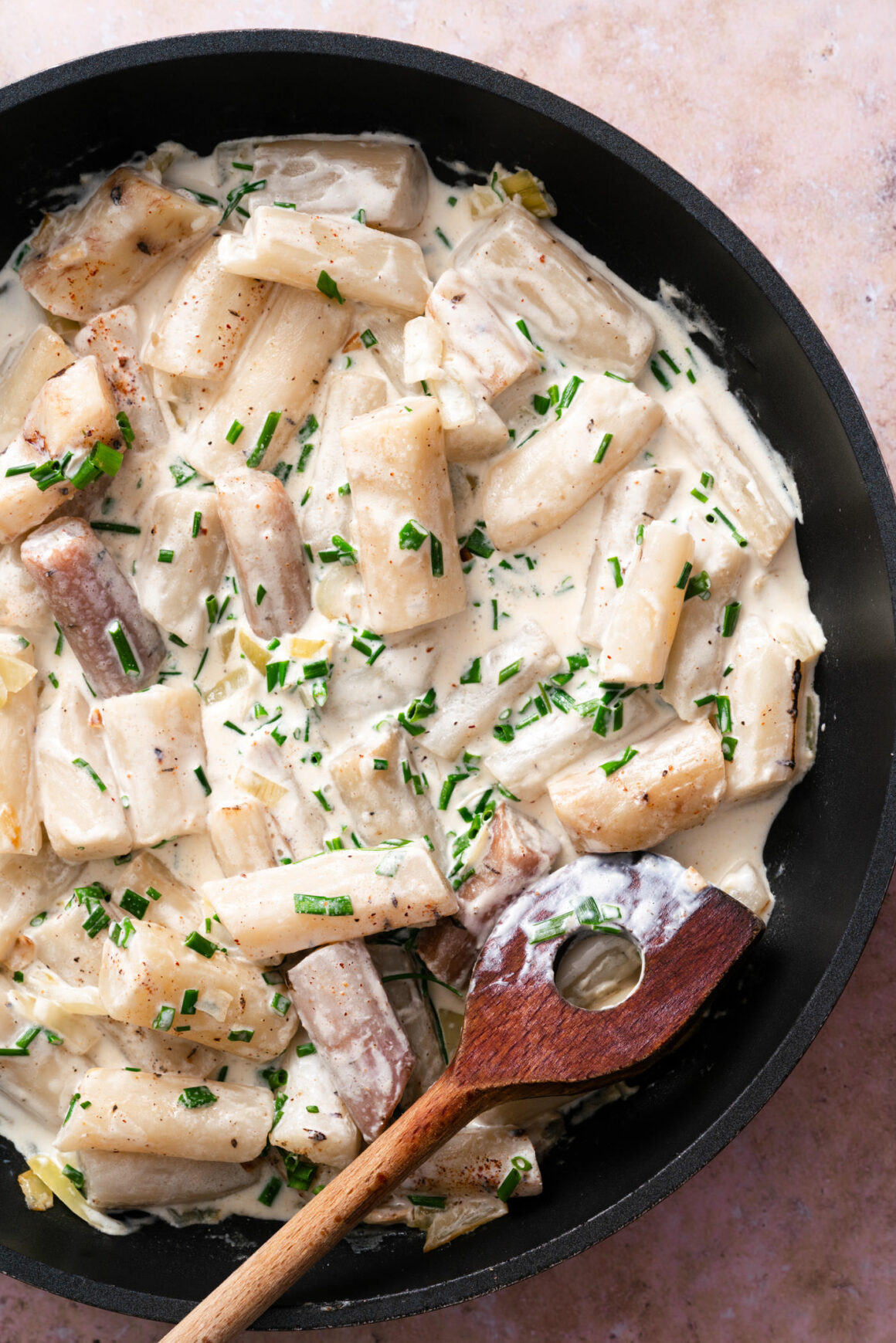 Cremig, zart und unglaublich fein: Das Schwarzwurzelgemüse wie vom Grosi! Mit Tipps zum Schälen und Verarbeiten der Schwarzwurzeln.